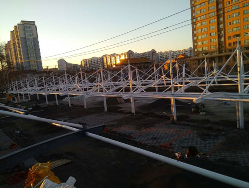 長春張拉膜優(yōu)先搭建支撐結(jié)構(gòu)，創(chuàng)新提升施工效率與安全性
